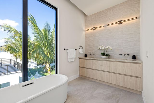 725 Lake Avenue N, Delray Beach, FL 33483