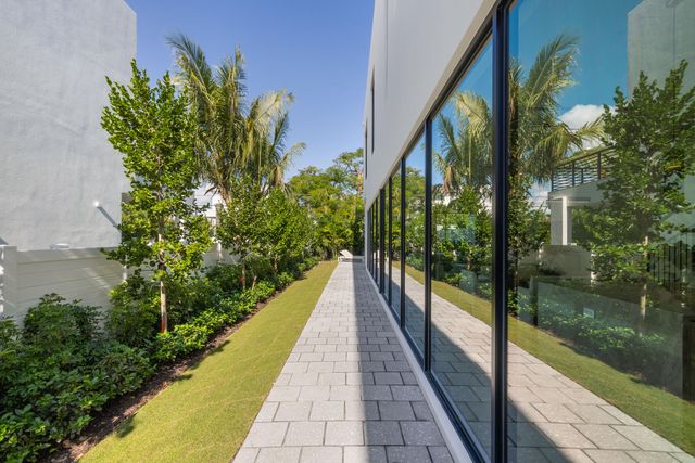 725 Lake Avenue N, Delray Beach, FL 33483