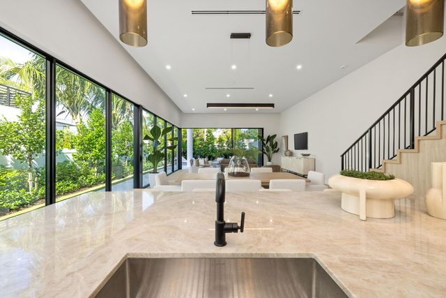 725 Lake Avenue N, Delray Beach, FL 33483