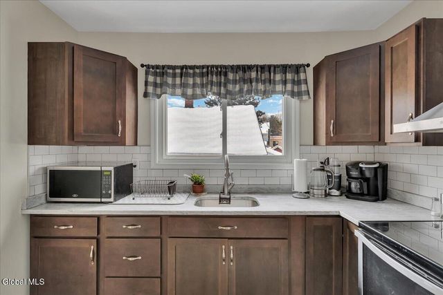 10 Leonard Avenue, Brunswick, NY 12180