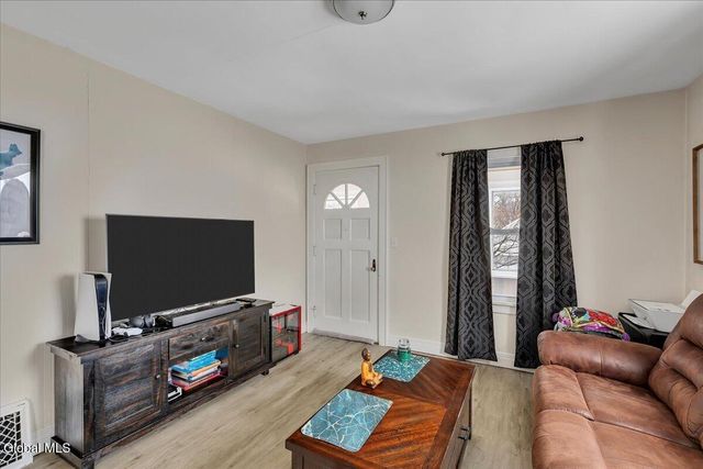 10 Leonard Avenue, Brunswick, NY 12180