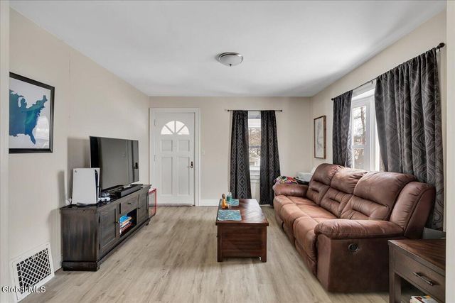 10 Leonard Avenue, Brunswick, NY 12180