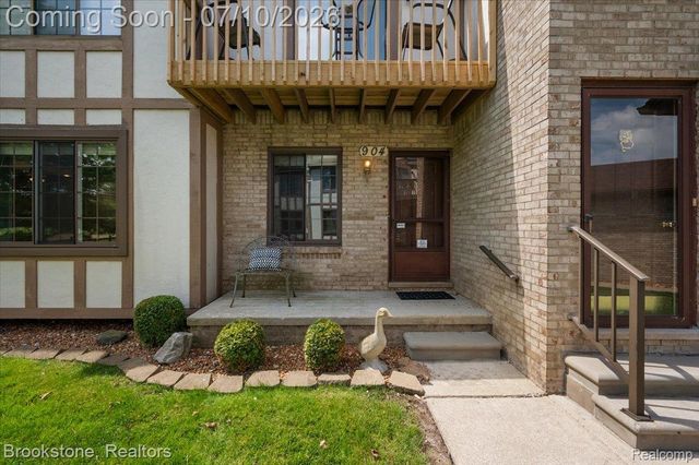 904 Country Club Drive, St. Clair Shores, MI 48082
