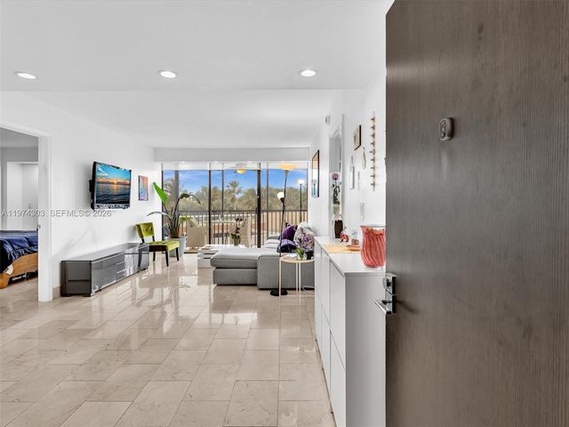 20335 W Country Club Drive 310, Aventura, FL 33180