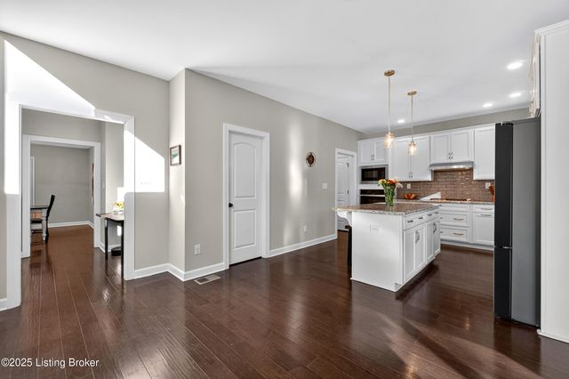 17117 Shakes Creek Dr, Fisherville, KY 40023