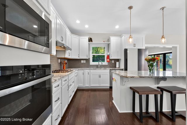 17117 Shakes Creek Dr, Fisherville, KY 40023