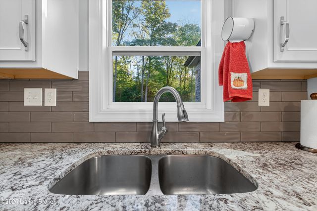 17117 Shakes Creek Dr, Fisherville, KY 40023