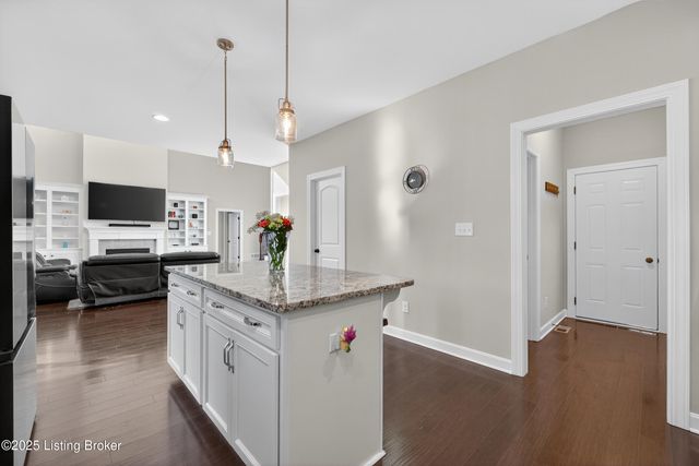 17117 Shakes Creek Dr, Fisherville, KY 40023