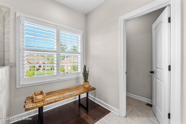 17117 Shakes Creek Dr, Fisherville, KY 40023