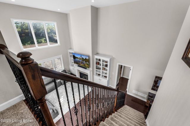 17117 Shakes Creek Dr, Fisherville, KY 40023