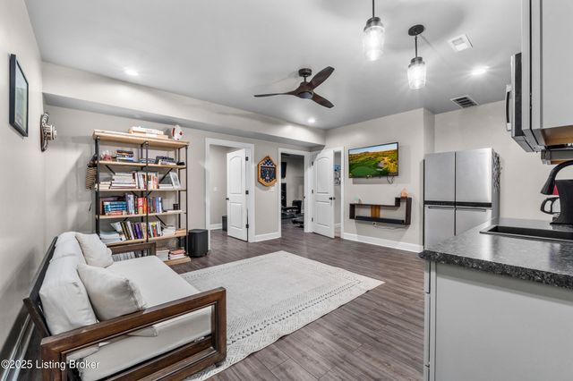 17117 Shakes Creek Dr, Fisherville, KY 40023