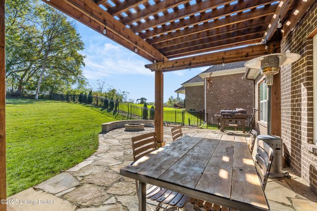 17117 Shakes Creek Dr, Fisherville, KY 40023