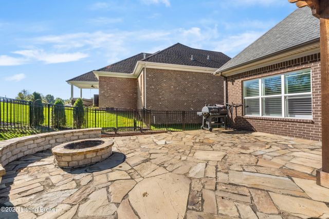 17117 Shakes Creek Dr, Fisherville, KY 40023