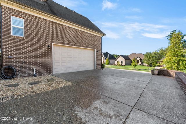 17117 Shakes Creek Dr, Fisherville, KY 40023