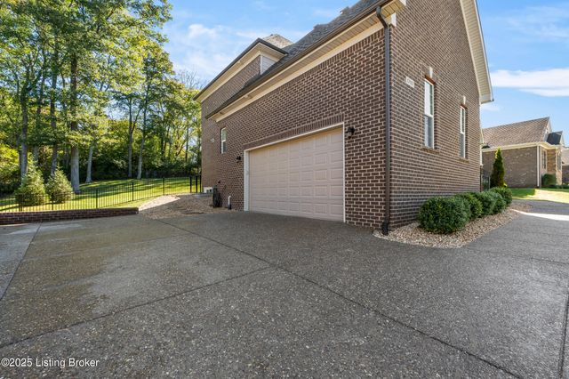 17117 Shakes Creek Dr, Fisherville, KY 40023