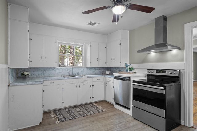 1121 Lexington ST, Taylor, TX 76574
