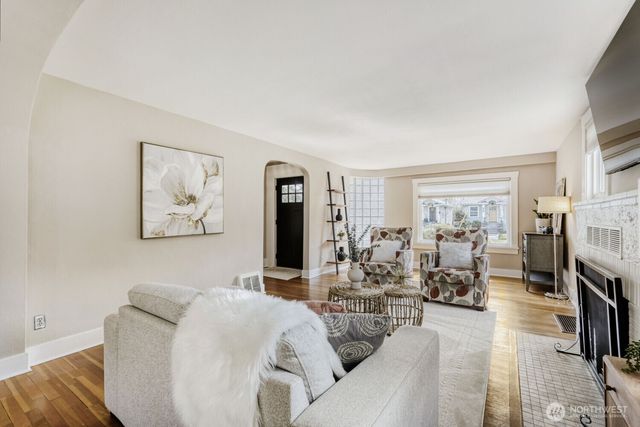 348 NE 57th Street, Seattle, WA 98105