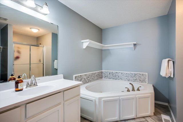 2017 S Crestline Ct, Wichita, KS 67209