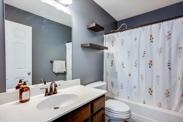 2017 S Crestline Ct, Wichita, KS 67209