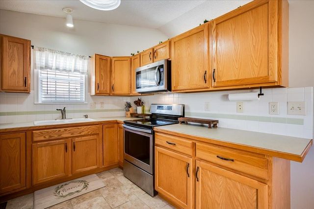 2017 S Crestline Ct, Wichita, KS 67209