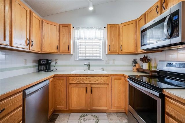 2017 S Crestline Ct, Wichita, KS 67209