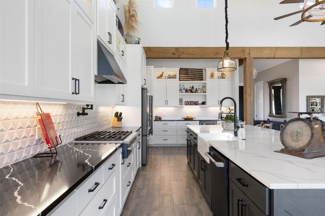 2105 Legacy Hills DR, Johnson City, TX 78636