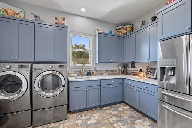 2105 Legacy Hills DR, Johnson City, TX 78636