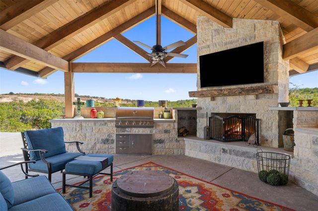 2105 Legacy Hills DR, Johnson City, TX 78636