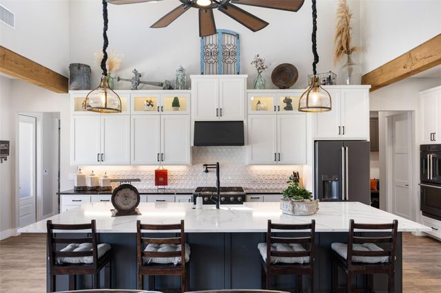 2105 Legacy Hills DR, Johnson City, TX 78636