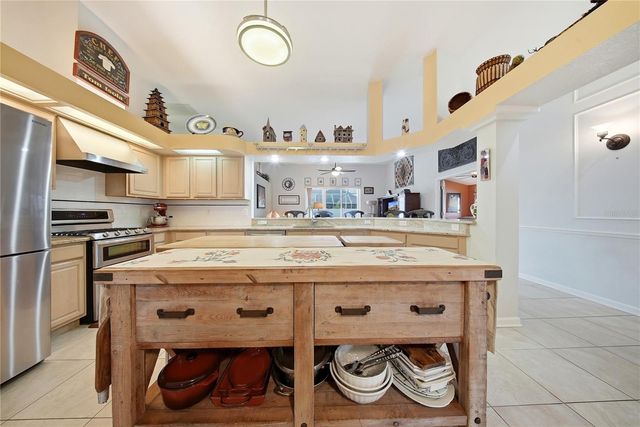 10005 KATIE COURT, Tampa, FL 33647