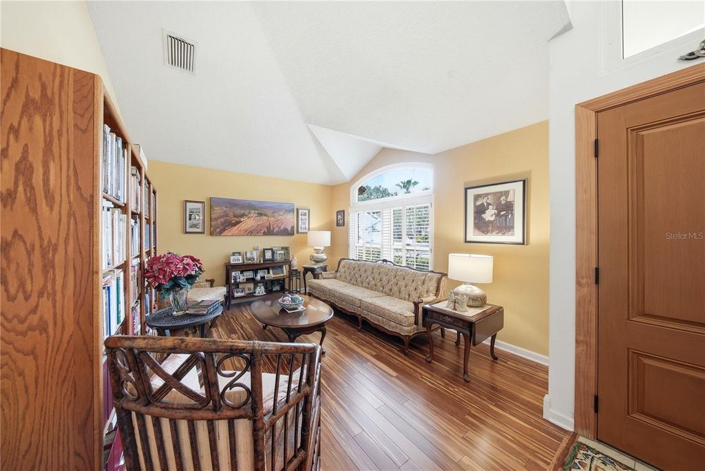 Image 8 of property listing at 10005 KATIE COURT, Tampa, FL 33647