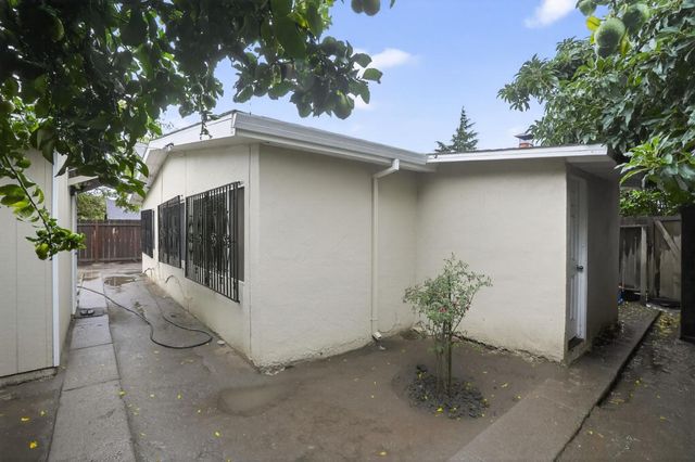 2509 Illinois Street, East Palo Alto, CA 94303