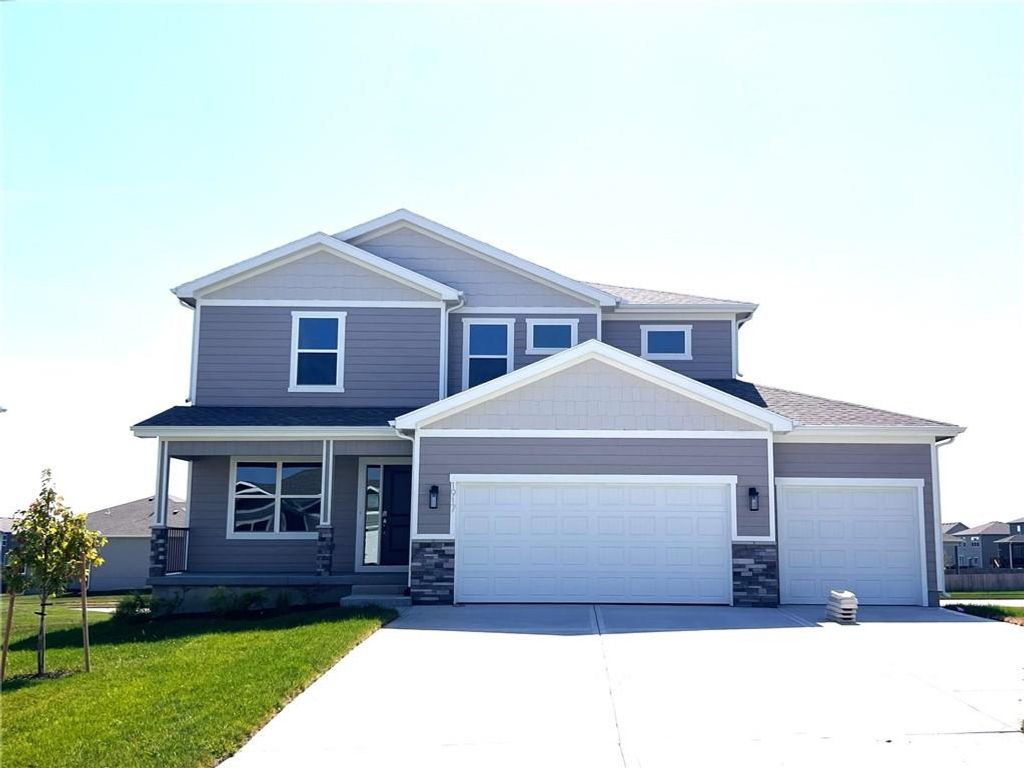 1917 SW Hightown Drive, Lee's Summit, MO 64082