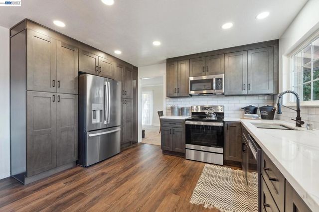 11165 Lochard St, Oakland, CA 94605