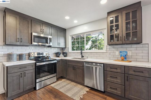 11165 Lochard St, Oakland, CA 94605