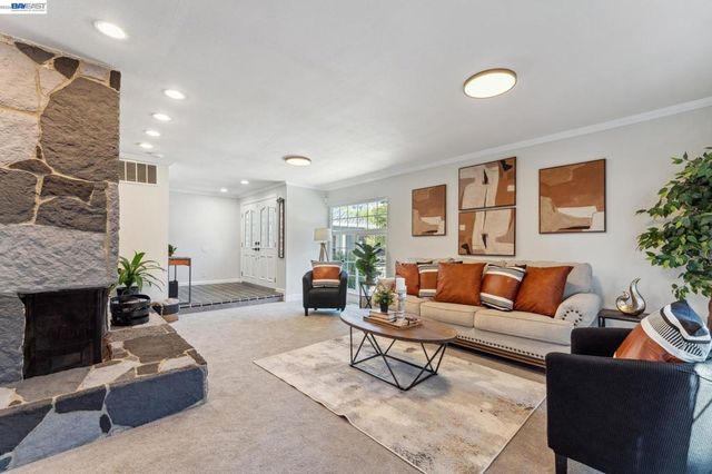 11165 Lochard St, Oakland, CA 94605