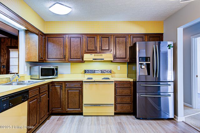 2213 High Pine Dr, Louisville, KY 40214