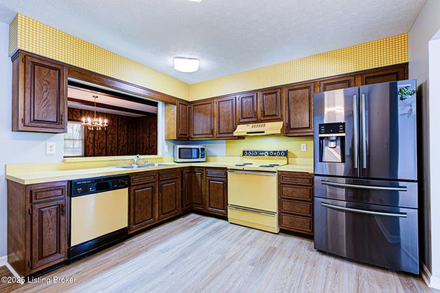 2213 High Pine Dr, Louisville, KY 40214