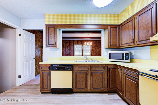 2213 High Pine Dr, Louisville, KY 40214