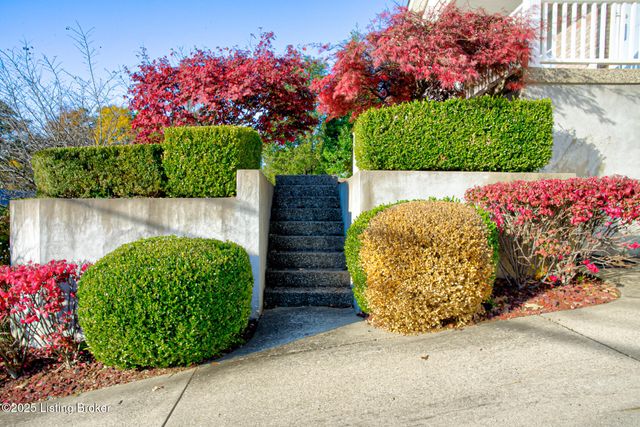 2213 High Pine Dr, Louisville, KY 40214