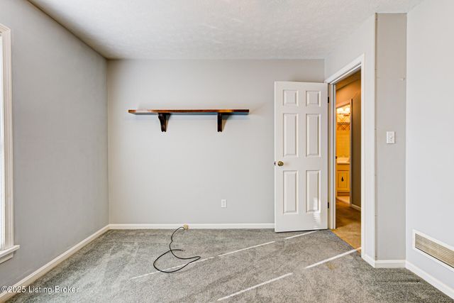 2213 High Pine Dr, Louisville, KY 40214