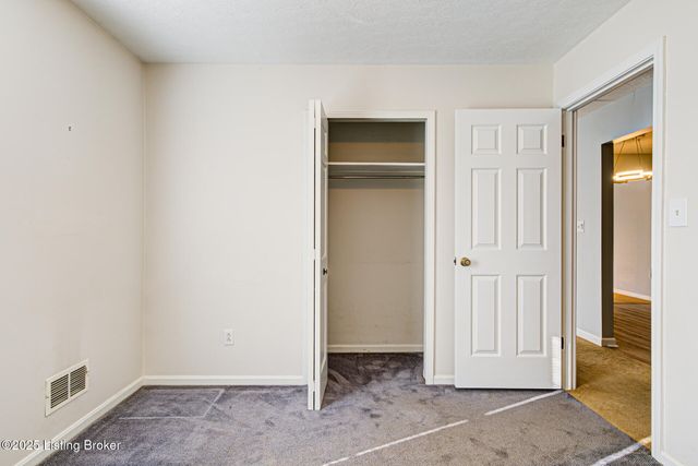 2213 High Pine Dr, Louisville, KY 40214