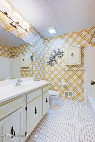 2213 High Pine Dr, Louisville, KY 40214