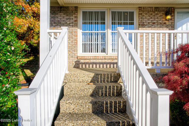 2213 High Pine Dr, Louisville, KY 40214