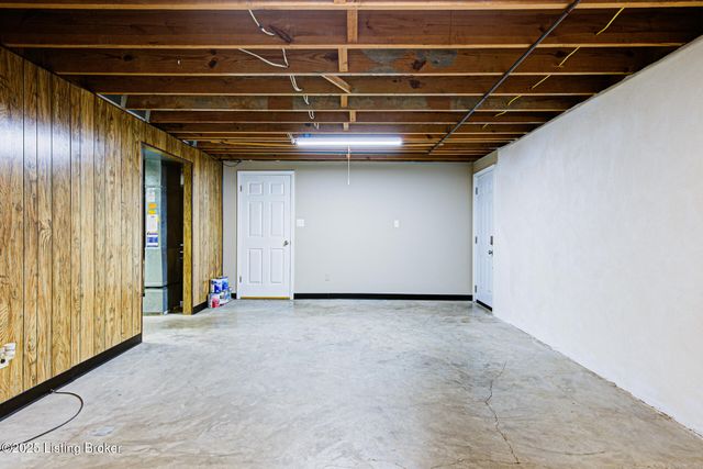 2213 High Pine Dr, Louisville, KY 40214