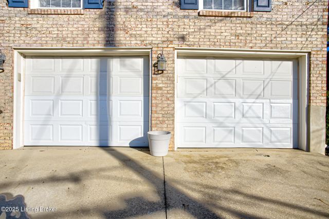 2213 High Pine Dr, Louisville, KY 40214