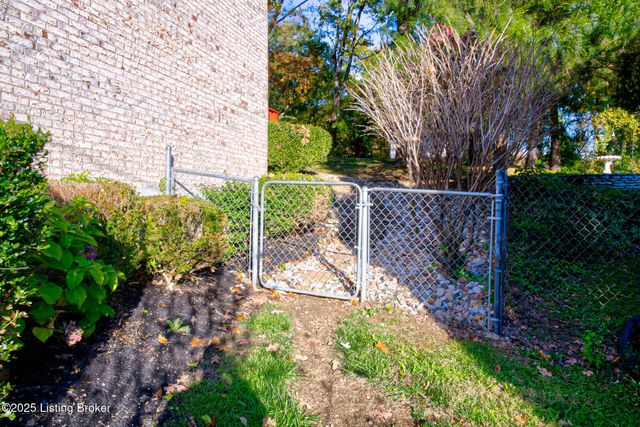 2213 High Pine Dr, Louisville, KY 40214