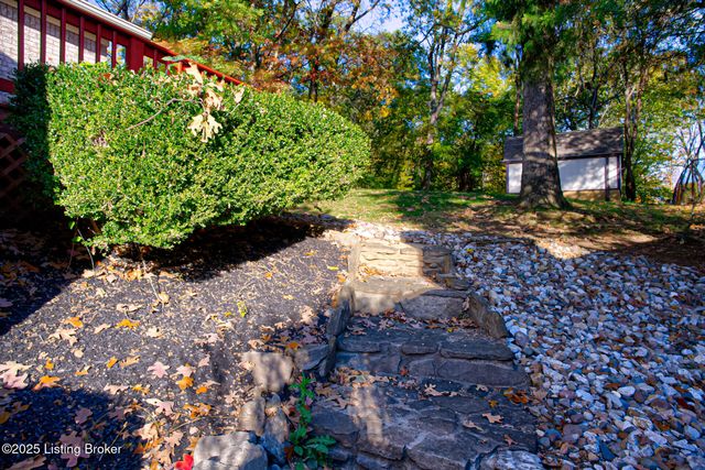 2213 High Pine Dr, Louisville, KY 40214