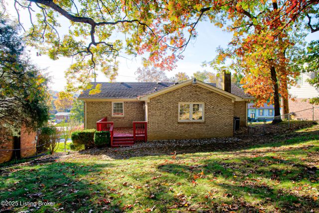 2213 High Pine Dr, Louisville, KY 40214