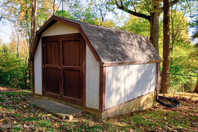 2213 High Pine Dr, Louisville, KY 40214